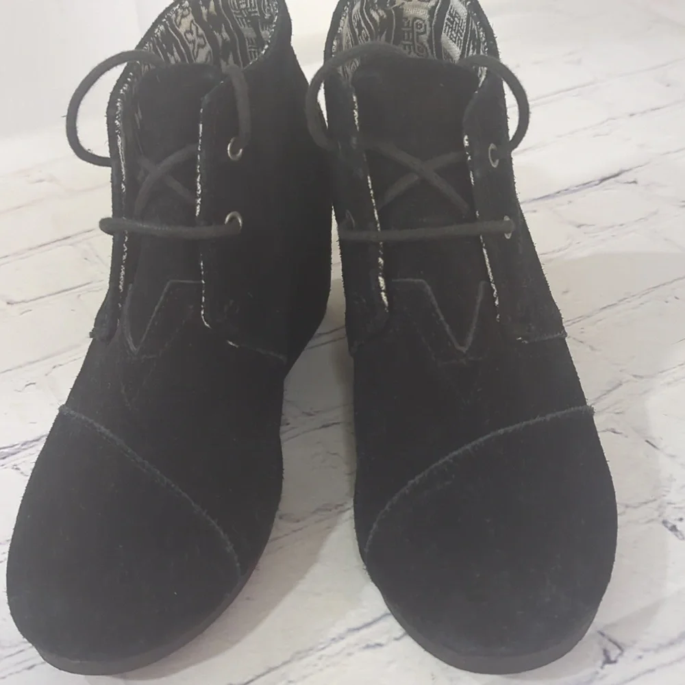 TOMS FOR WOMEN DESERT WEDGE SUEDE BOOTS Size 8